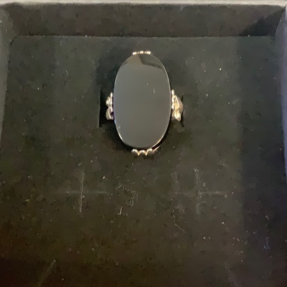Elegant Black Stone Ring - Picture 5 of 5